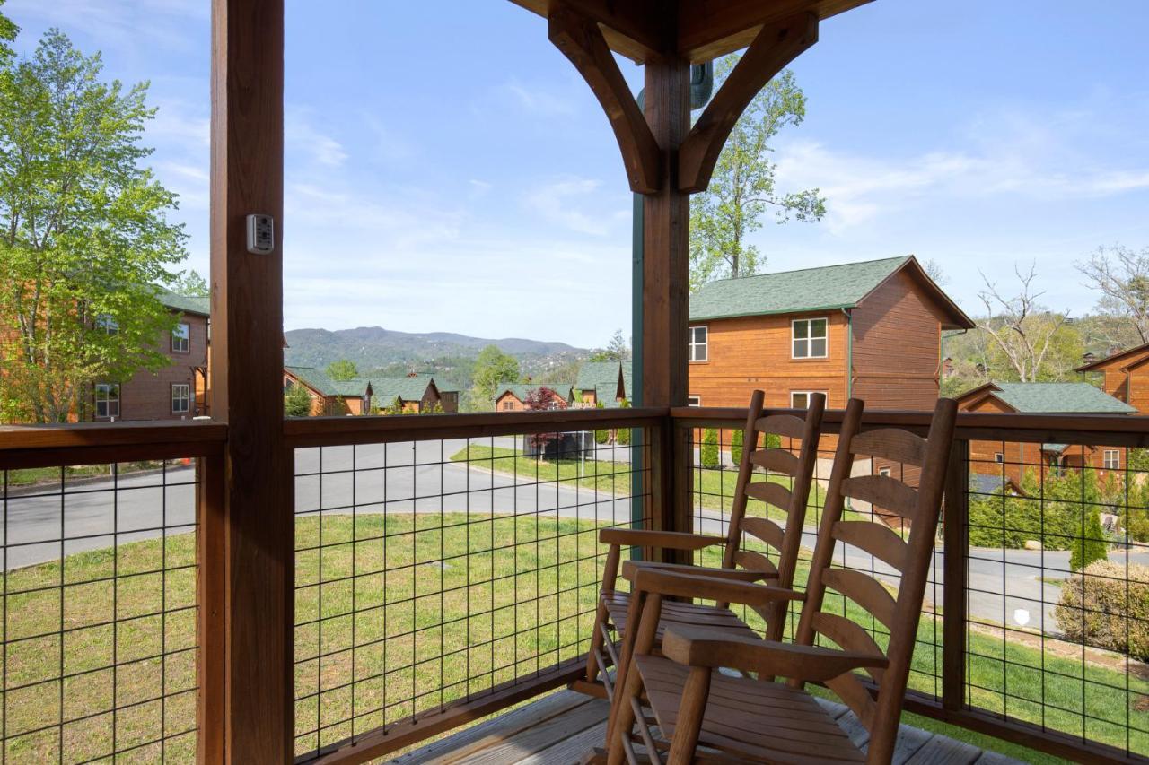 Poolin Around Villa Gatlinburg Exterior photo